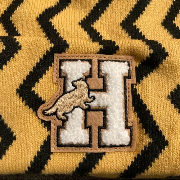 Harry Potter Hufflepuff Zig Zag Beanie - Picture 2 of 5
